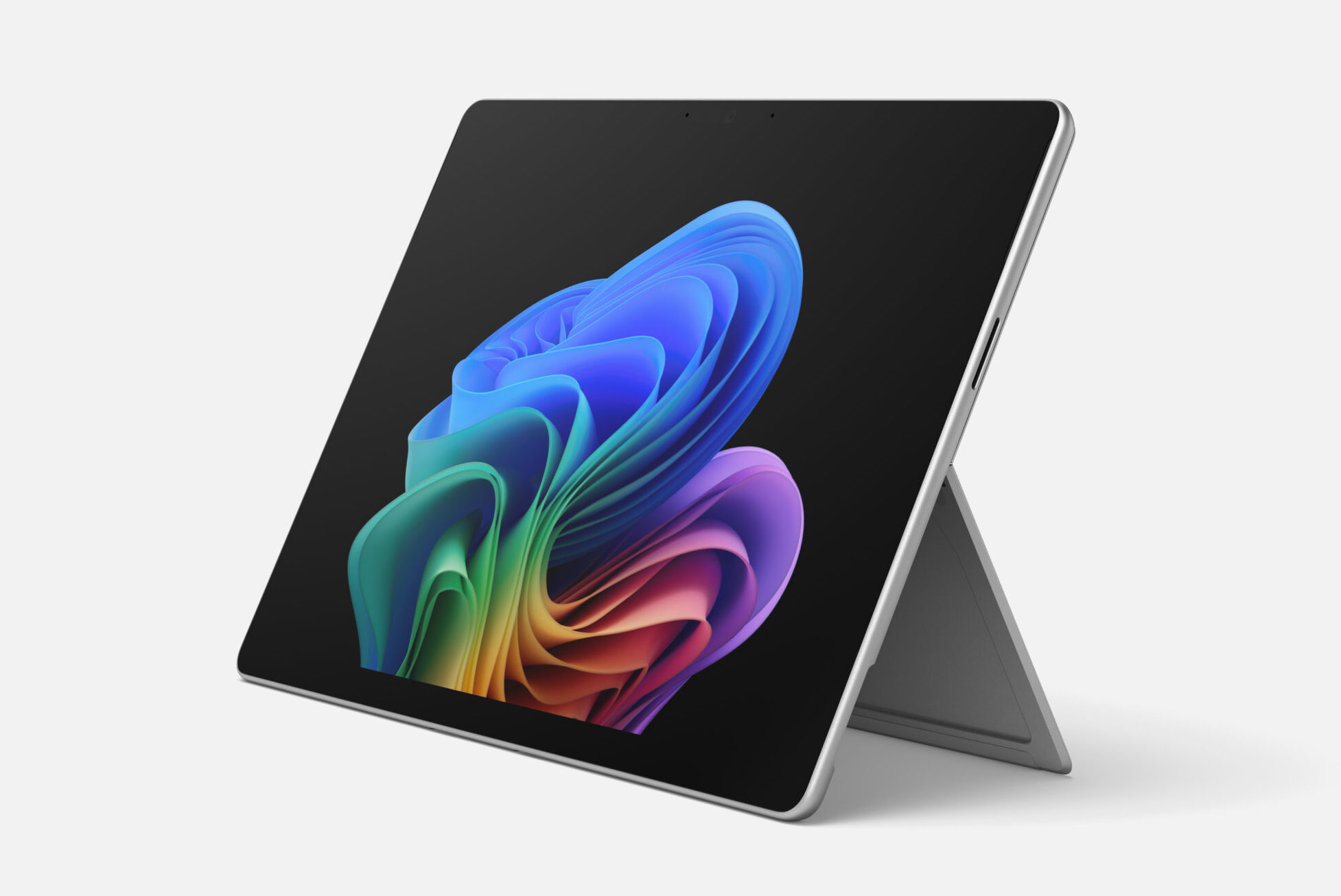 Reztnder of Surface Pro in platinum with the device only ¾ left facing view.